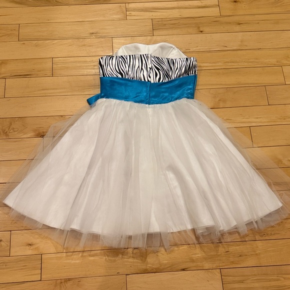 Elegant Strapless Dress with Zebra Print and Blue Bow - Picture 5 of 10